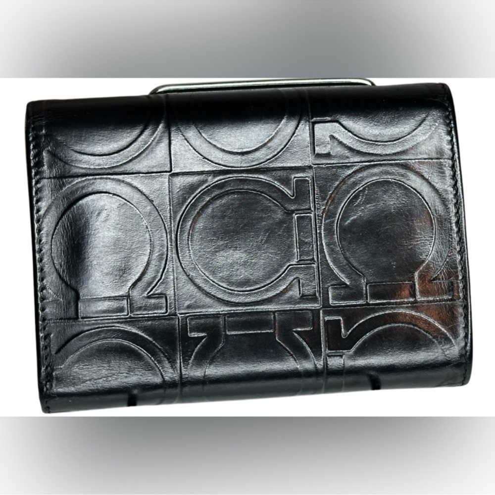 AUTH SALVATORE FERRAGAMO GANCINI LEATHER EMBOSSED LOGO COMPACT WALLET EUC - Picture 2 of 11